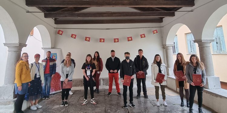 Predstavljanje projekta “Uključivanje mladih u kreiranje lokalne politike – Hajde reci što”