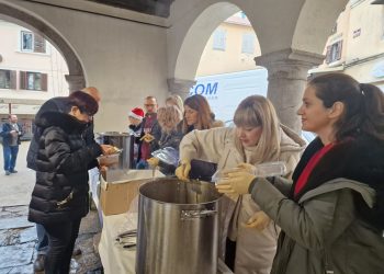 Mnoštvo građana na tradicionalnom druženju uz bakalar i žmuj belice