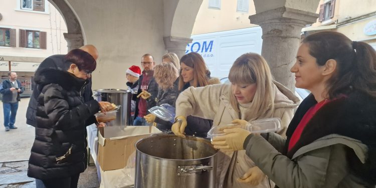 Mnoštvo građana na tradicionalnom druženju uz bakalar i žmuj belice