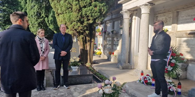 Položeni vijenci u sjećanje na žrtve Vukovara i Škabrnje