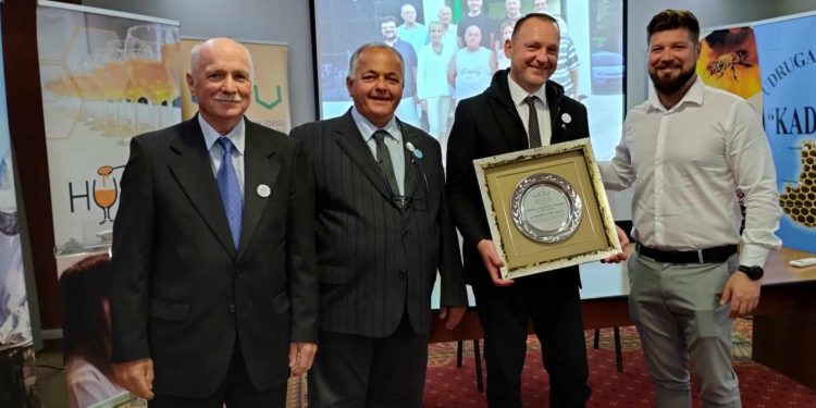 Udruženja pčelarskih udruga PGŽ-a dodijelilo posebnu nagradu Gradu Kastvu