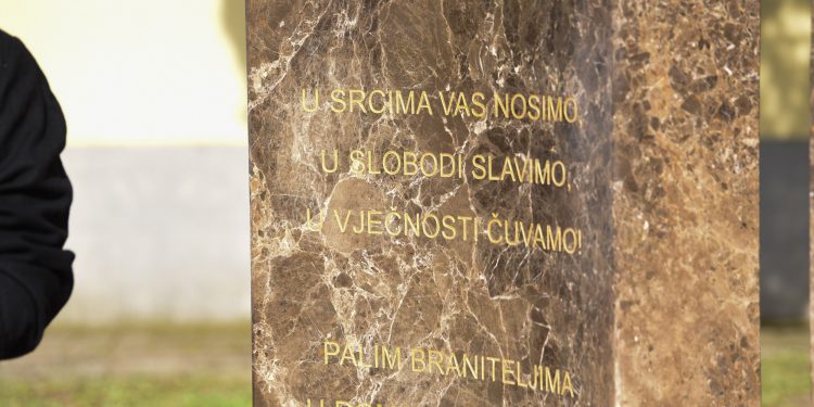 Otkriven spomenik palim braniteljima u Kastvu