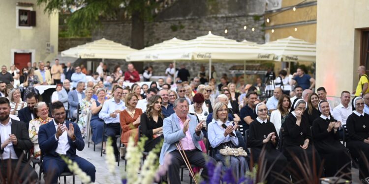 Na svečanoj sjednici dodijeljene nagrade Grada Kastva